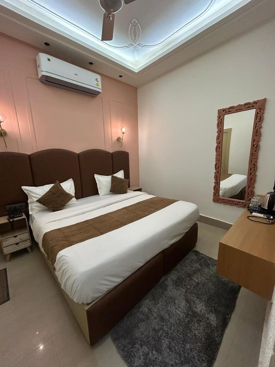 Divine Hotel Karnal Ngoại thất bức ảnh