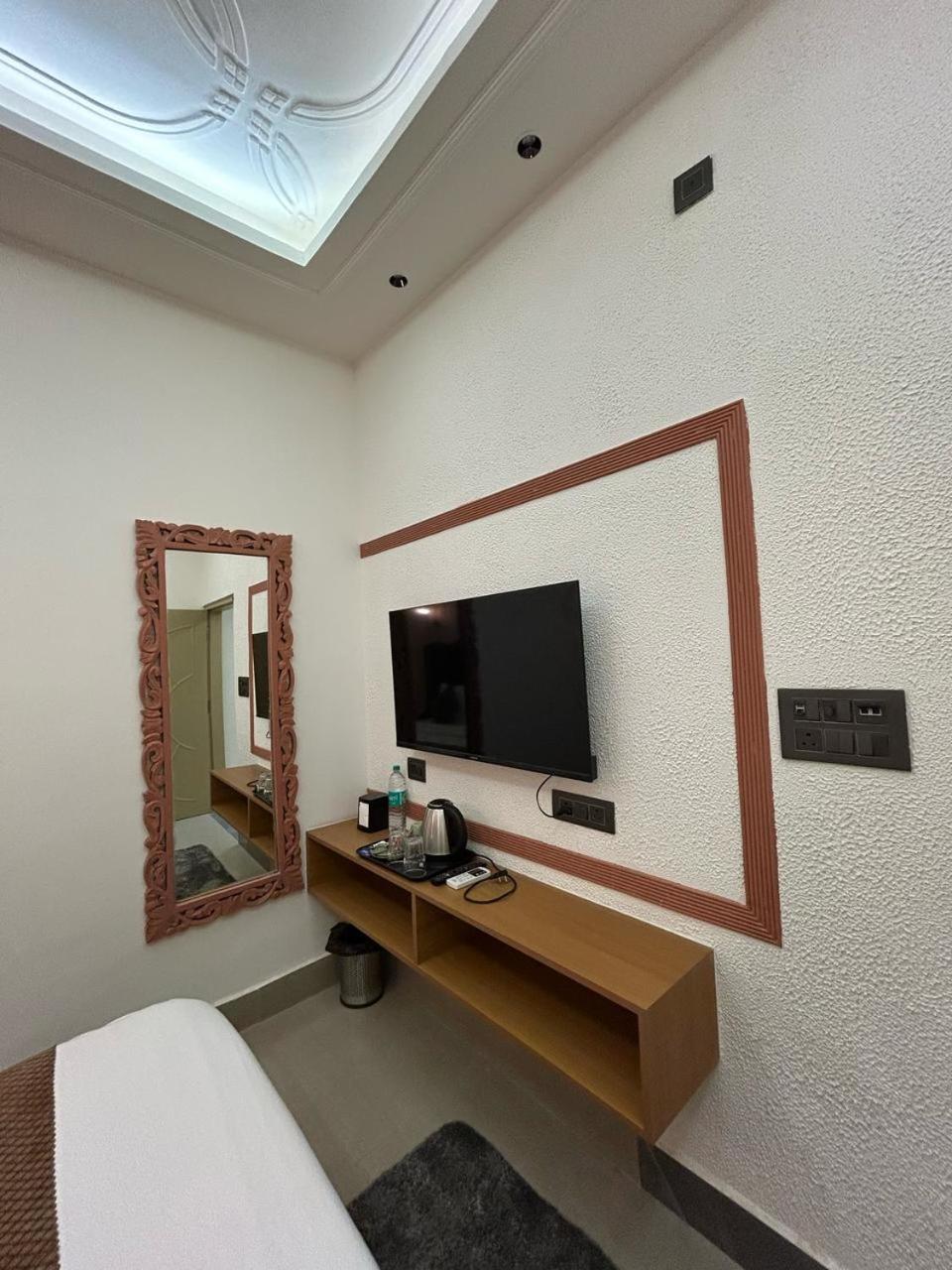 Divine Hotel Karnal Ngoại thất bức ảnh