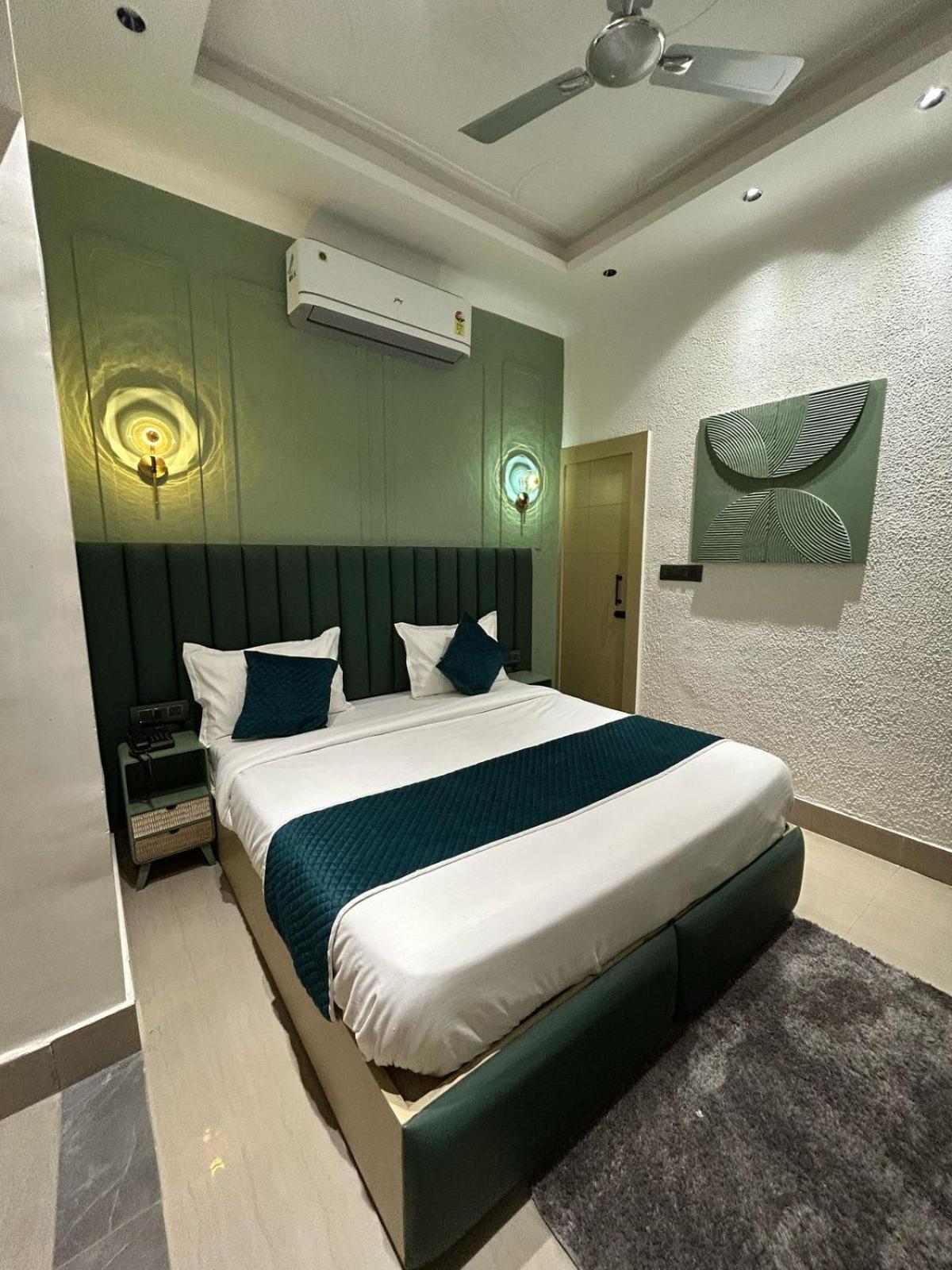 Divine Hotel Karnal Ngoại thất bức ảnh