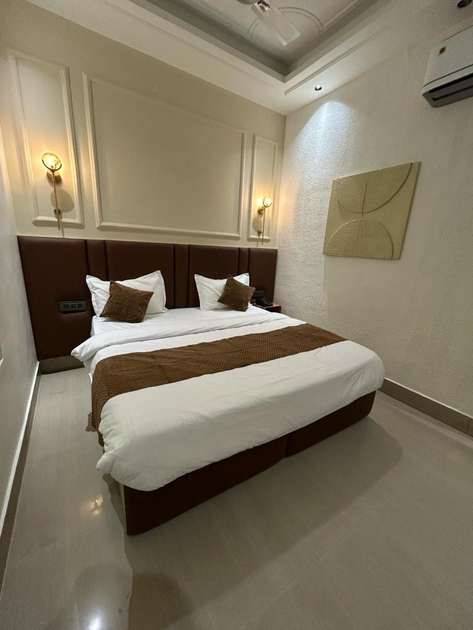 Divine Hotel Karnal Ngoại thất bức ảnh