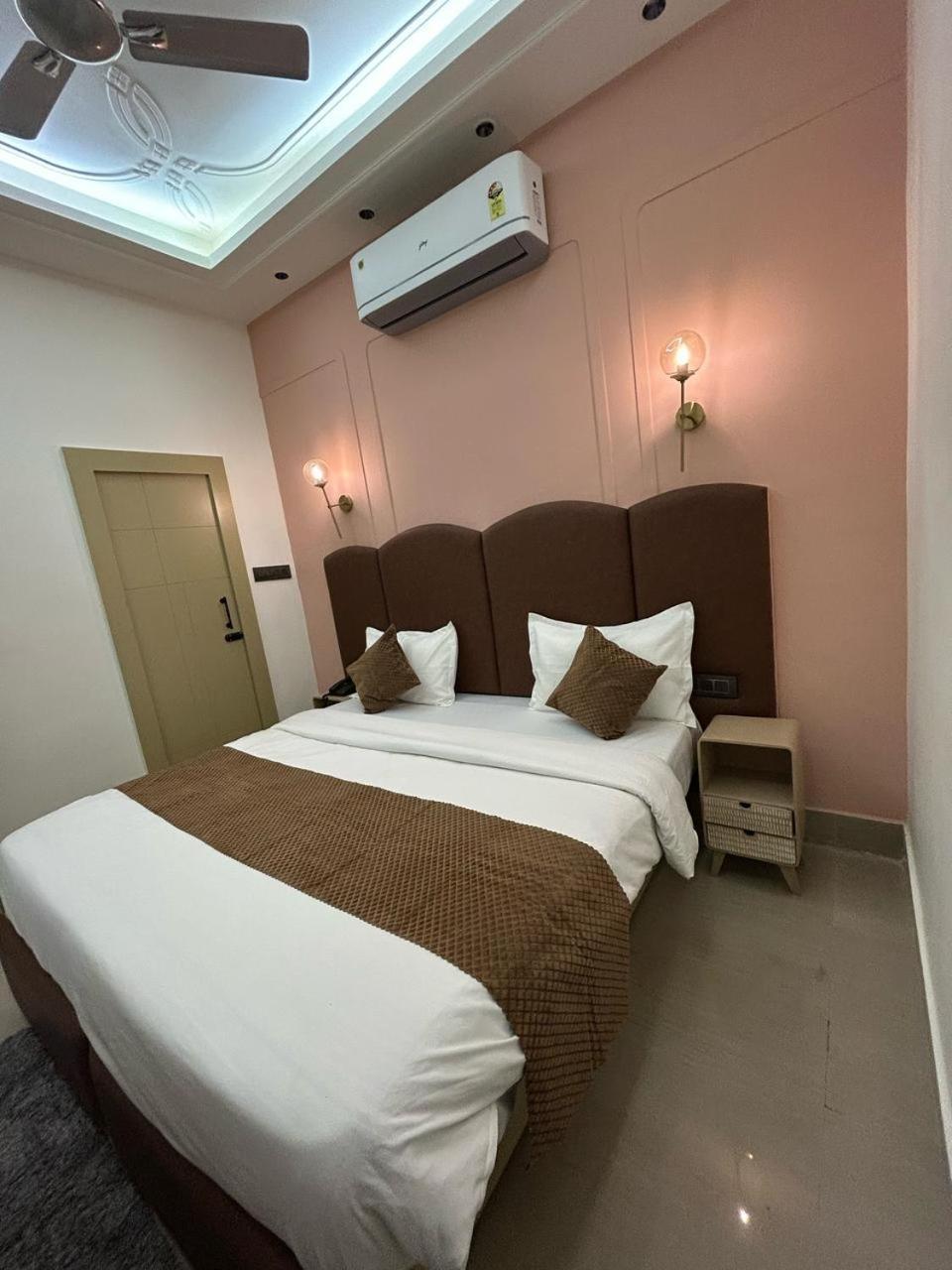 Divine Hotel Karnal Ngoại thất bức ảnh