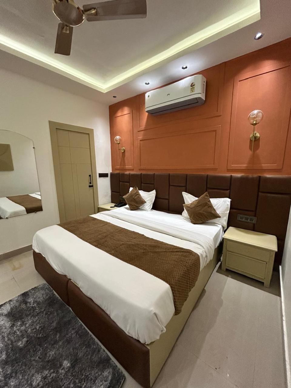 Divine Hotel Karnal Ngoại thất bức ảnh