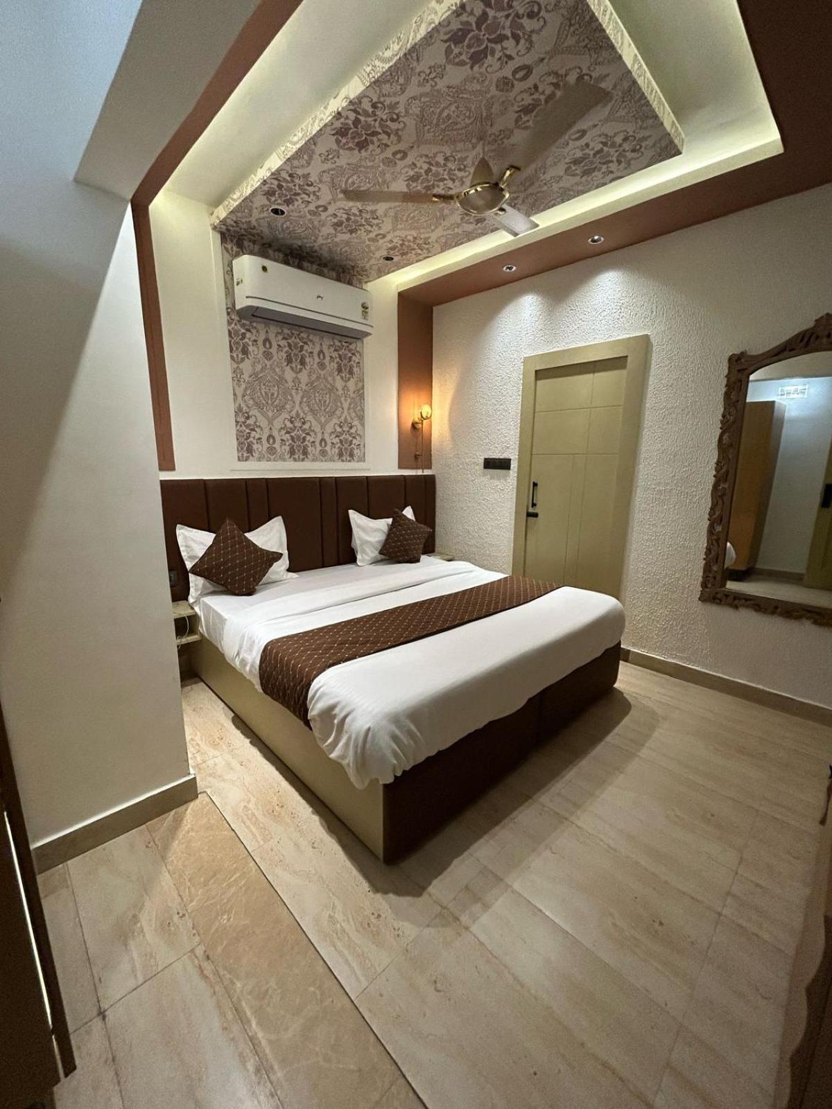 Divine Hotel Karnal Ngoại thất bức ảnh