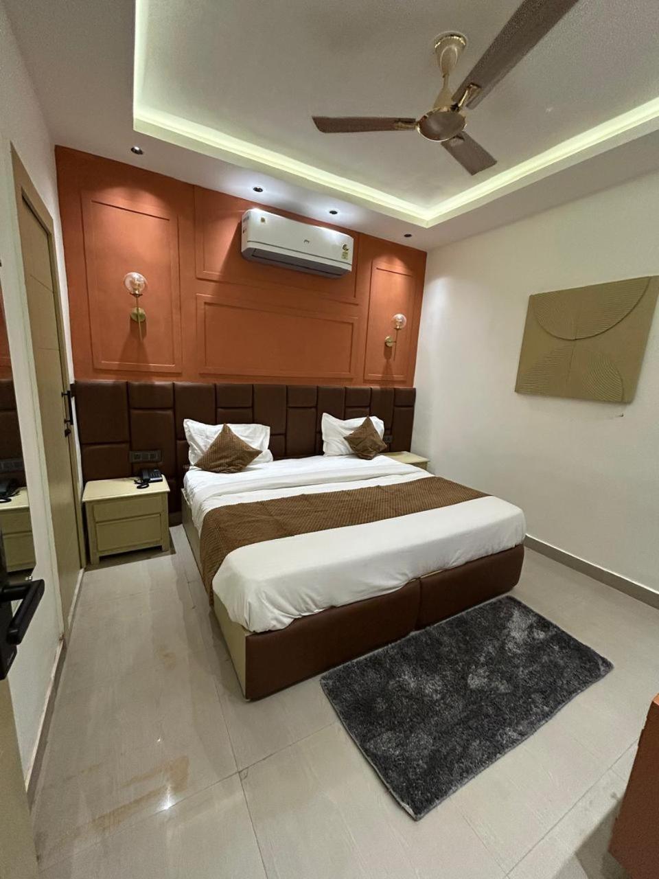 Divine Hotel Karnal Ngoại thất bức ảnh