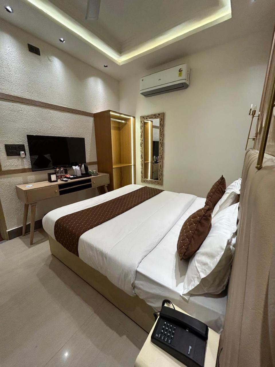 Divine Hotel Karnal Ngoại thất bức ảnh